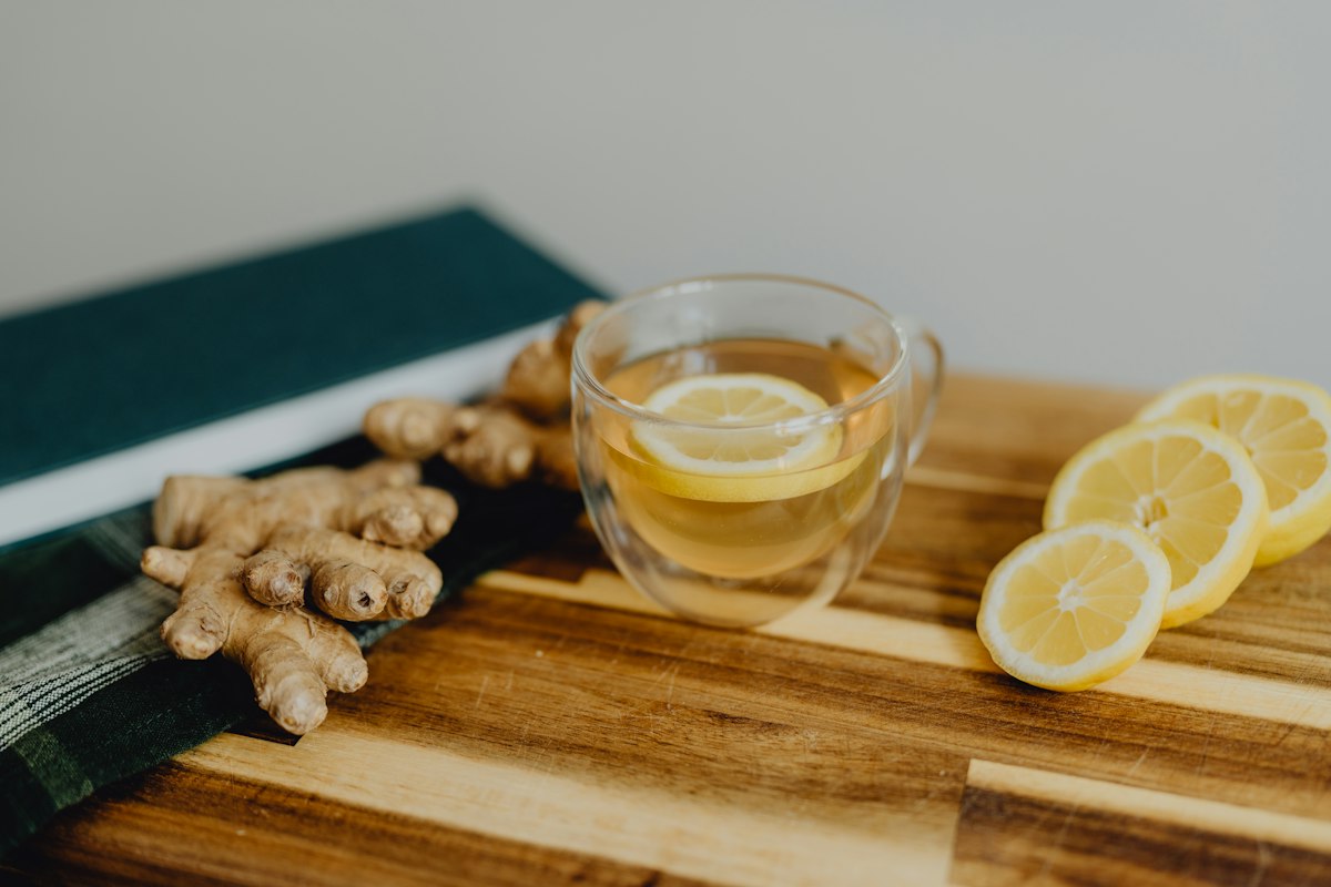 Preparación tradicional de infusiones en cocina histórica